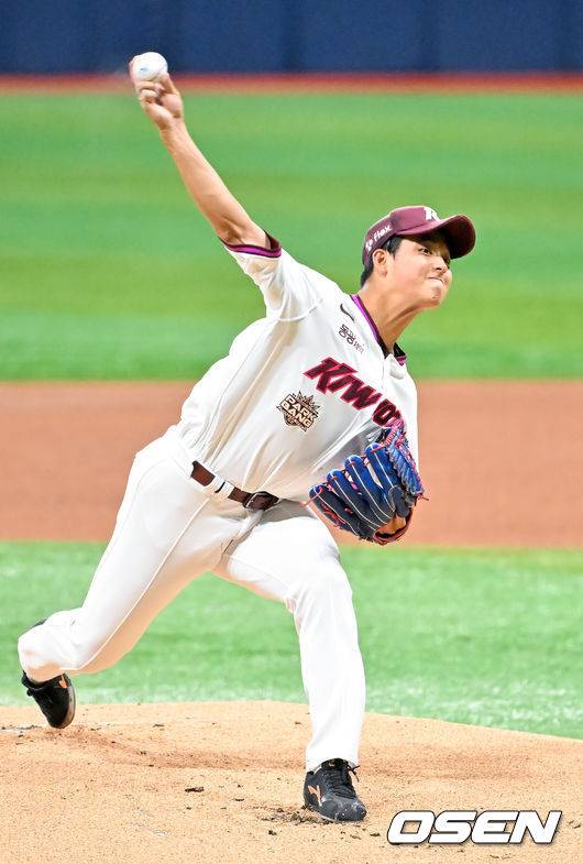 [OSEN=고척, 민경훈 기자] 26일 오후 서울 고척스카이돔에서 2026 신한 SOL KBO리그 키움 히어로즈와 삼성 라이온즈의 경기가 열렸다.이날 키움은 박준현을, 삼성은 장찬희를 선발투수로 내세운다.키움 선발 박준현이 힘차게 공을 뿌리고 있다. 2026.04.26 / rumi@osen.co.kr