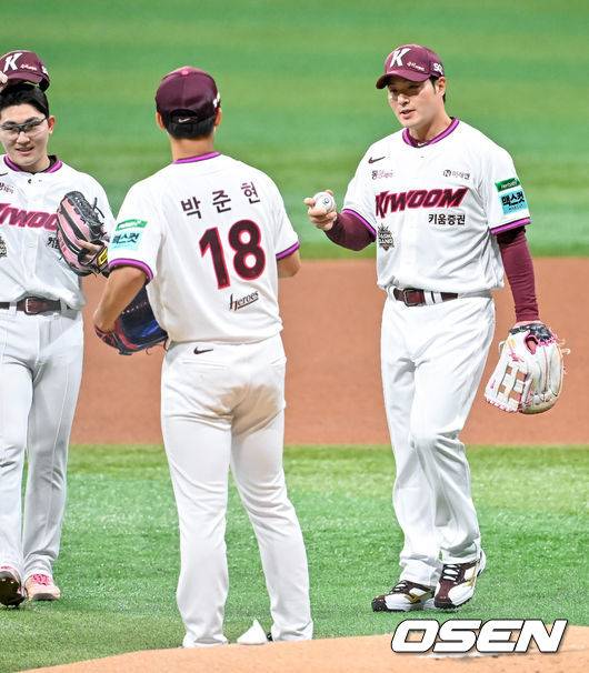 [OSEN=고척, 민경훈 기자] 26일 오후 서울 고척스카이돔에서 2026 신한 SOL KBO리그 키움 히어로즈와 삼성 라이온즈의 경기가 열렸다.이날 키움은 박준현을, 삼성은 장찬희를 선발투수로 내세운다.경기 전 박병호 코치가 4번타자 1루수로 나서며 박준현 선발 투수에게 볼을 넘기고 있다. 2026.04.26 / rumi@osen.co.kr