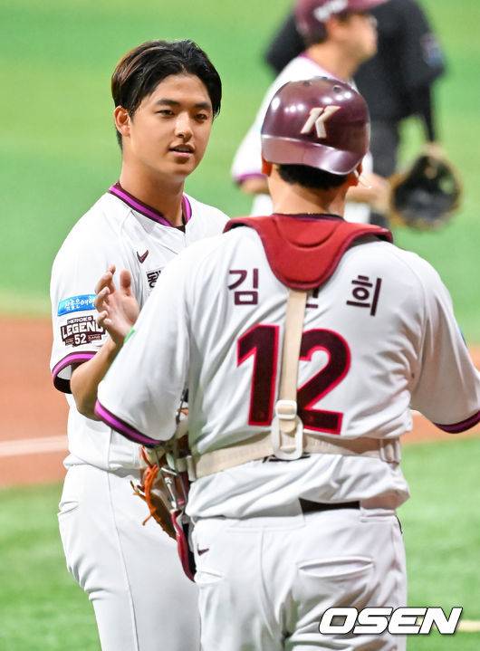 [OSEN=고척, 민경훈 기자] 26일 오후 서울 고척스카이돔에서 2026 신한 SOL KBO리그 키움 히어로즈와 삼성 라이온즈의 경기가 열렸다.이날 키움은 박준현을, 삼성은 장찬희를 선발투수로 내세운다.1회초를 마친 키움 선발 박준현이 김건희와 하이파이브를 하고 있다. 2026.04.26 / rumi@osen.co.kr