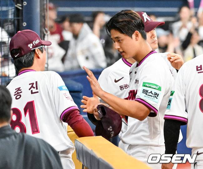 [OSEN=고척, 민경훈 기자] 26일 오후 서울 고척스카이돔에서 2026 신한 SOL KBO리그 키움 히어로즈와 삼성 라이온즈의 경기가 열렸다.이날 키움은 박준현을, 삼성은 장찬희를 선발투수로 내세운다.키움 선발 박준현이 5회초를 마친 후 덕아웃으로 들어가며 설종진 감독과 하이파이브를 하고 있다. 2026.04.26 / rumi@osen.co.kr