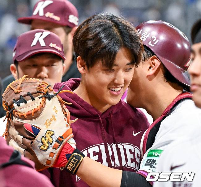 [OSEN=고척, 민경훈 기자] 26일 오후 서울 고척스카이돔에서 2026 신한 SOL KBO리그 키움 히어로즈와 삼성 라이온즈의 경기가 열렸다.이 경기에서 키움은 2-0으로 승리했다. 2026 신인 드래프트 1순위 신인 박준현은 선발투수로 등판해 5이닝 4피안타 4볼넷 4탈삼진 무실점 호투로 데뷔전 승리를 기록했다. KBO리그 역대 13번째 고졸신인 데뷔전 승리다.경기를 마치고 박준현이 기뻐하고 있다. 2026.04.26 / rumi@osen.co.kr