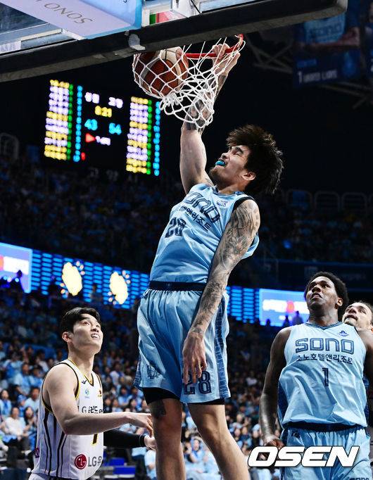 [OSEN=지형준 기자] 27일 경기도 고양소노아레나에서 2025-26 LG전자 프로농구 4강 플레이오프 3차전 고양 소노 스카이거너스와 창원 LG 세이커스의 경기가 열렸다.정규리그 5위 고양 소노는 ‘디펜딩 챔피언’ 창원 LG를 상대로 원정 2연승을 완성하며 챔피언결정전까지 단 1승을 남겨 놨다.3쿼터 소노 켐바오가 원핸드 덩크를 성공시키고 있다. 2026.04.27&nbsp;/ jpnews@osen.co.kr