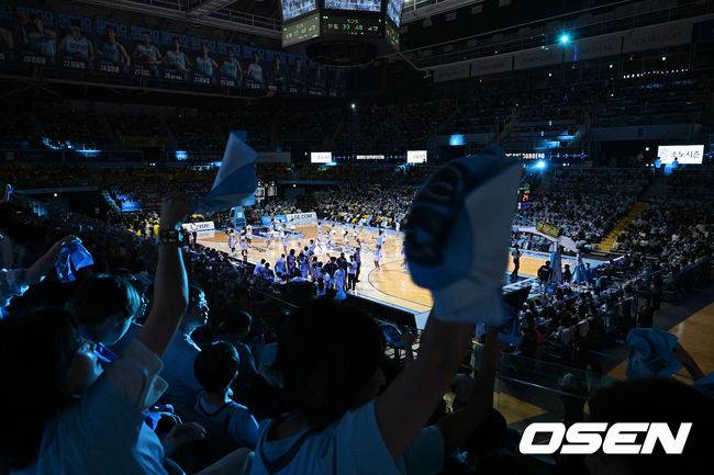 [OSEN=지형준 기자] 27일 경기도 고양소노아레나에서 2025-26 LG전자 프로농구 4강 플레이오프 3차전 고양 소노 스카이거너스와 창원 LG 세이커스의 경기가 열렸다.정규리그 5위 고양 소노는 ‘디펜딩 챔피언’ 창원 LG를 상대로 원정 2연승을 완성하며 챔피언결정전까지 단 1승을 남겨 놨다.전석 매진 기록한 고양소노아레나. 2026.04.27&nbsp;/ jpnews@osen.co.kr