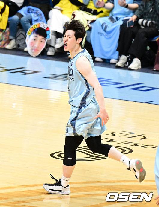 [OSEN=지형준 기자] 27일 경기도 고양소노아레나에서 2025-26 LG전자 프로농구 4강 플레이오프 3차전 고양 소노 스카이거너스와 창원 LG 세이커스의 경기가 열렸다.정규리그 5위 고양 소노는 ‘디펜딩 챔피언’ 창원 LG를 상대로 원정 2연승을 완성하며 챔피언결정전까지 단 1승을 남겨 놨다.2쿼터 소노 이정현이 3점슛을 성공시키며 기뻐하고 있다. 2026.04.27&nbsp;/ jpnews@osen.co.kr