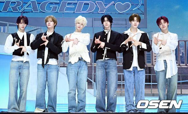 [OSEN=조은정 기자]TWS(투어스)의 미니 5집 ‘NO TRAGEDY’ 발매 기념 미디어 쇼케이스가 27일 서울 광진구 예스24 라이브홀에서 열렸다.'NO TRAGEDY'는 정해진 운명을 기다리지 않고 주체적으로 사랑을 완성해 가는 TWS(신유, 도훈, 영재, 한진, 지훈, 경민)를 그린 앨범이다. 사랑을 향해 돌진하는 여섯 소년의 '직진 로맨스'가 한층 트렌디한 음악과 퍼포먼스로 생생하게 펼쳐진다.TWS가 포즈를 취하고 있다. 2026.04.27 /cej@osen.co.kr
