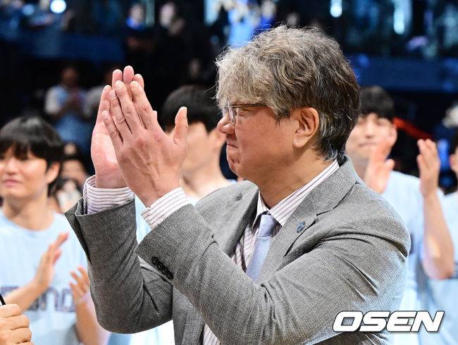 [OSEN=지형준 기자] 소노의 태풍이 정규리그 챔피언 LG마저 삼켰다.&nbsp;고양 소노는 27일 고양소노아레나에서 개최된 2025-26 LG전자 프로농구 4강 플레이오프 3차전에서 창원 LG를 90-80로 이겼다. 3연승을 달린 소노는 창단 첫 챔피언결정전에 진출했다.&nbsp;경기를 마치고 소노 손창환 감독이 팬들에게 인사를 하고 있다. 2026.04.27&nbsp;/ jpnews@osen.co.kr