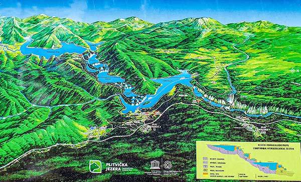플리트비체국립공원 조감도. 계곡물이 석회암을 깎아내고, 부서진 석회암 물질들이 계곡 곳곳에 쌓여 둑이 되었다. 그곳에 물이 가두어져 여러 호수와 폭포가 생겨났다. 강 같은 호수, 호수 같은 강이다. 계곡과 호수는 공원면적의 1%에 불과하고, 99%는 곰과 늑대가 사는 야생의 자연이다.