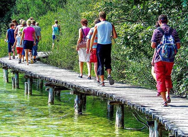 호숫가 데크 탐방로. 호수 가장자리로 나무 계단을 낮게 깔아 자연풍경을 크게 해치지 않았다. 탐방객들은 수면을 걷는 듯한 기분을 느낀다.