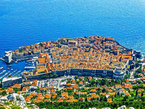 크로아티아의 대표적인 관광지 두브로브니크Dubrovnik. 플리트비체에서 대중교통으로 8~10시간 거리에 '아드리아해의 진주'로 불리는 두브로브니크가 있다. 짙푸른 바다에 정박한 붉은 항공모함 같다. 도시를 내려다보는 성벽길, 오밀조밀한 골목길과 깨끗한 해변, 르네상스와 바로크 양식의 건물들이 즐비한 관광도시다. 플리트비체가 자연의 낙원이라면, 이곳은 도시의 낙원이다. 사진 메모리캐쳐.