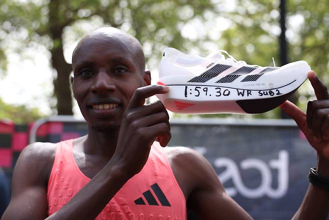 사바스티안 사웨(31·케냐)는 26일 영국 런던에서 펼쳐진 2026 런던 마라톤 남자부 경기에서 1시간 59분 30초에 결승선을 통과하며 ‘서브 2’에 성공했다. 런던=신화연합뉴스