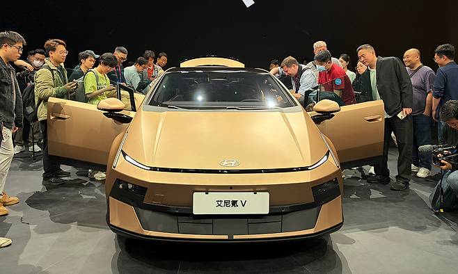 中 소비자 취향 맞춰 황금색으로 24일(현지시간) 중국 베이징 국제 모터쇼에서 취재진과 관람객들이 최초 공개된 현대차 ‘아이오닉 V’를 살펴보고 있다.