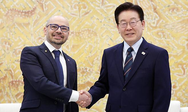 이재명 대통령이 27일 청와대에서 데미스 허사비스 구글 딥마인드 최고경영자(CEO)와 악수하고 있다. 연합뉴스