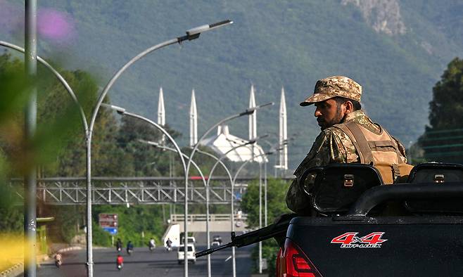 지난 25일(현지시간) 파키스탄 이슬라마바드의 레드존 지역에서 한 군인이 경계 근무를 서고 있다. 미국 특사들은 불안정한 휴전 상황 속에서 이란과의 새로운 평화협상 재개를 추진하기 위해 이날 파키스탄 수도로 향했지만, 직접 협상 성사 여부는 여전히 불투명한 상태다. AFP연합뉴스