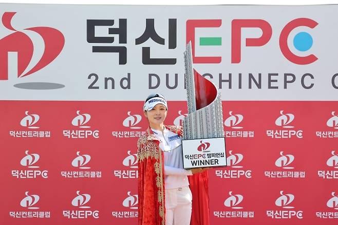 이예원이 트로피를 들어올리는 모습. KLPGA 제공