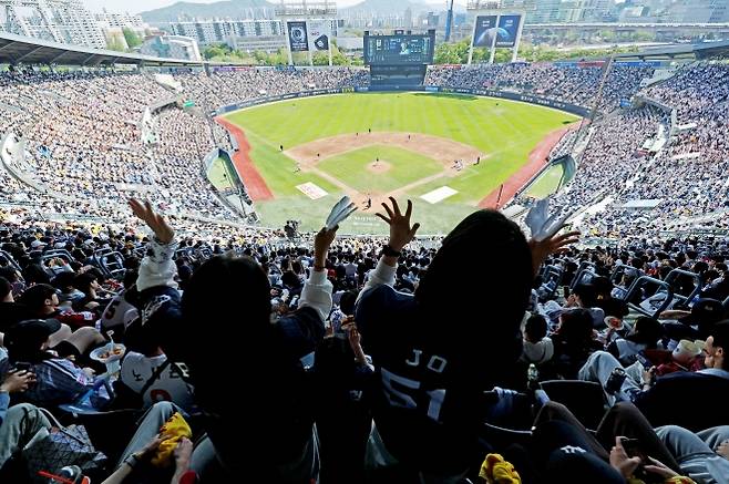 프로야구, 최소 경기 200만 관중 신기록 - 프로야구가 최소 경기 200만 관중 신기록을 수립한 가운데 두산 베어스와 LG 트윈스의 경기가 열린 26일 서울 잠실야구장이 관중으로 가득 차 있다.  KBO는 지난 25일 전국 5개 구장에 9만9905명의 관중이 입장해 시즌 누적 관중 209만4481명을 기록했다고 밝혔다. 이는 지난해 118경기보다 앞선 117경기 만에 200만 관중을 돌파한 신기록이다. 2026.4.26 연합뉴스