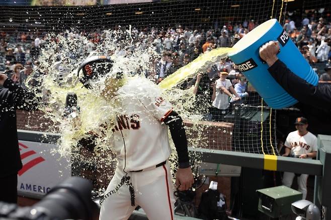 샌프란시스코 자이언츠의 이정후가 27일(한국시간)  미국 캘리포니아주 샌프란시스코 오라클파크에서 열린 마이애미 말린스와 홈 경기에 승리한 뒤 인터뷰하다 동료선수에게 ‘게토레이 샤워’를 받고 있다. 샌프란시스코 로이터 연합뉴스