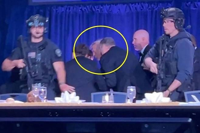 총격음이 발생한 직후 비밀경호국과 함께 대피하는 도널드 트럼프 대통령 모습. 로이터 연합뉴스