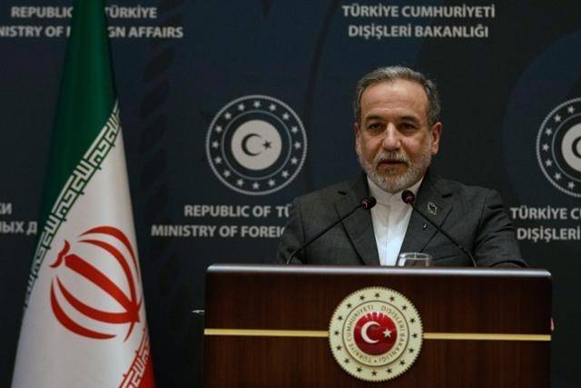 아바스 아라그치 이란 외무장관이 1월 30일 튀르키예 이스탄불에서 기자회견을 하고 있다. 이스탄불=AP 연합뉴스