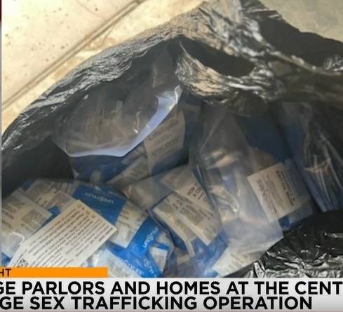 최근 현지 검찰은 뉴멕시코에 거주하는 중국계 여성 위팡바오(58, 사진)와 그의 남편 존 터니, 아들 관샹 왕 등을 인신매매, 매춘, 갈취 혐의로 기소했다. 바오의 집에서 발견된 증거 물품