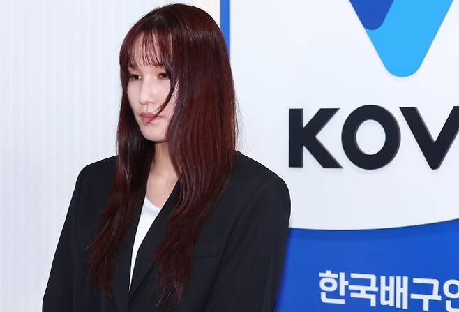 음주운전으로 물의를 빚은 프로배구 세터 안혜진이 27일 서울 마포구 한국배구연맹(KOVO)에서 열린 상벌위원회에 출석해 소명한 뒤 입장을 밝히고 있다. 연합뉴스