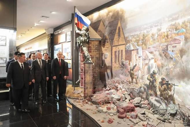 26일 러시아 국방부와 주북러시아대사관에 따르면 이날 북한 평양에서는 김정은 북한 국무위원장과 안드레이 벨로우소프 러시아 국방장관, 뱌체슬라프 볼로딘 러시아 국가두마 의장 등이 참석한 가운데 ‘해외군사작전 전투위훈기념관’ 준공식이 열렸다. 사진은 김 위원장과 벨로우소프 장관, 볼로딘 의장이 기념관을 둘러보는 모습. 2026.4.27 주북러시아대사관 자료