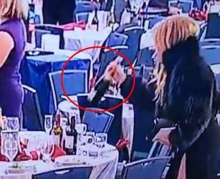 도널드 트럼프 미국 대통령이 참석한 백악관 출입기자단 만찬 행사장에서 총격 사건이 발생한 가운데, 긴박한 대피 상황 속 와인을 챙기는 참석자의 모습이 포착돼 화제다. X 영상 캡처