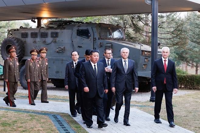 26일 김정은 북한 국무위원장과 안드레이 벨로우소프 러시아 국방장관, 뱌체슬라프 볼로딘 러시아 국가두마 의장이  북한군의 러시아 지원 전투 활동을 기리는 ‘해외군사작전 전투위훈기념관’을 둘러보고 있다. 기념관에는 러시아가 우크라이나 전장에서 노획한 서방제 무기 전시장이 조성됐다. 2026.4.27 평양 TASS 연합뉴스(러시아 국방부 제공)