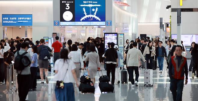 인천국제공항 제1터미널 출국장이 관광객들로 붐비고 있다. 뉴스1