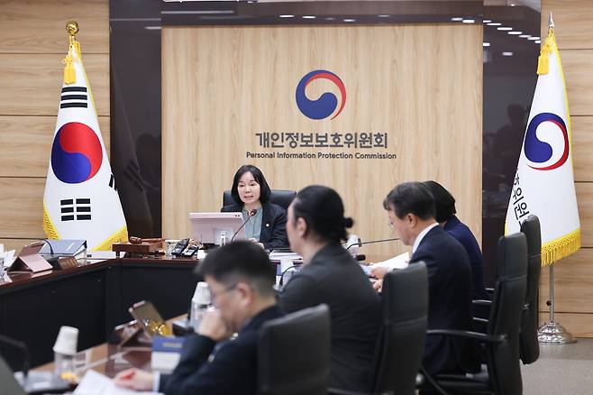 송경희 개인정보보호위원회 위원장이 22일 서울 종로구 정부서울청사에서 열린 2026년 제7회 개인정보보호위원회 전체회의를 주재하고 있다.  연합뉴스