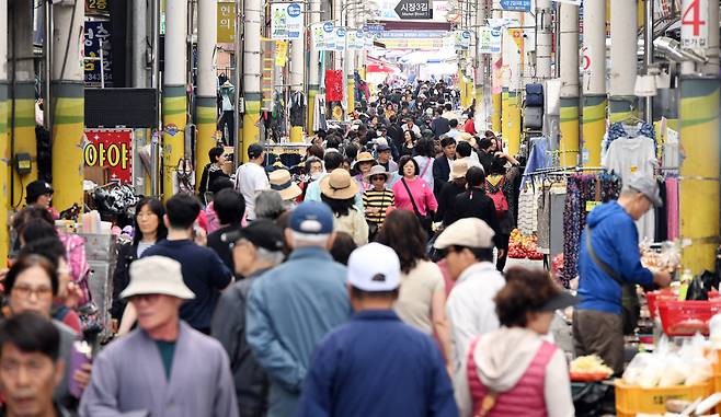 27일 부산 북구 구포시장에서 시민들이 장을 보고 있다. 부산=오승현 기자
