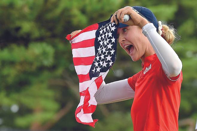 넬리 코르다가 2021년 도쿄 올림픽에서 금메달 딴 뒤 기뻐하고 있다. AFP연합뉴스