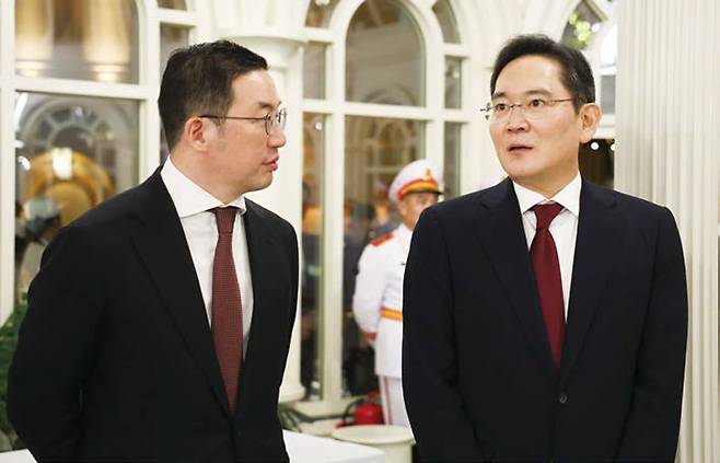 이재용 삼성전자 회장(오른쪽)과 구광모 LG그룹 회장이 4월22일(현지시간) 베트남 국빈만찬에서 대화하고 있다. ⓒ연합뉴스