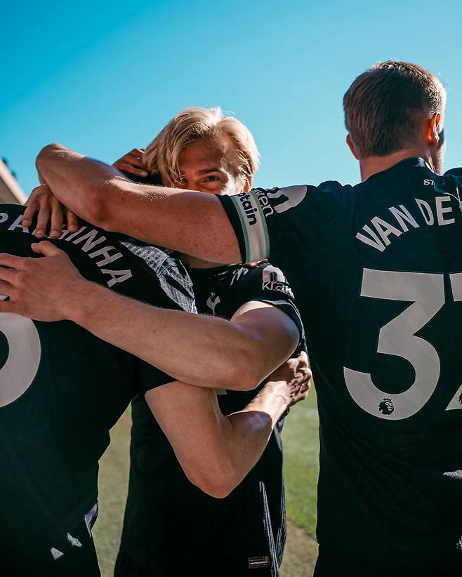 토트넘 선수들이 26일(한국시간) 울버햄턴과 EPL 원정경기에서 주앙 팔리냐의 후반 막판 결승골이 터지자 서로 얼싸안고 기뻐하고 있다. 사진출처｜토트넘 홋스퍼 페이스북