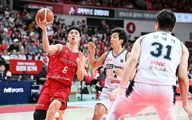 정관장 박지훈(왼쪽)이 26일 안양정관장아레나에서 열린 KCC와 4강 PO 2차전 도중 허훈(가운데)의 수비를 뚫고 레이업슛을 시도하고 있다. 사진제공｜KBL