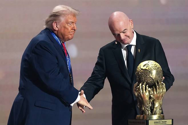 글로벌 스포츠 매체 디 애슬레틱은 27일(한국시간) “FIFA는 4월 28일 캐나다 밴쿠버에서 열리는 평의회에서 북중미월드컵 상금 및 참가 지원금 인상 관련 안건을 승인할 예정”이라고 보도했다. 지난해 12월 북중미월드컵 조추첨 행사 당시 도널드 트럼프 미국 대통령(왼쪽)과 지아니 인판티노 FIFA 회장. 워싱턴｜AP뉴시스