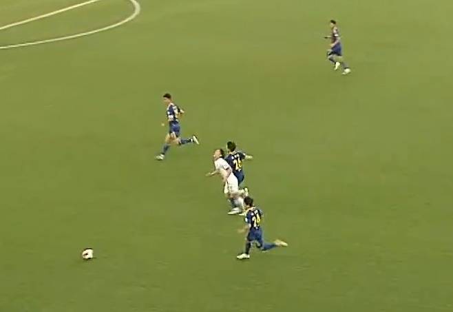 대전하나 마사가 26일 K리그1 원정경기서 울산 조현택의 ‘몸통 박치기’에 허리를 가격당하며 쓰러지고 있다. 사진출처｜쿠팡플레이 중계화면