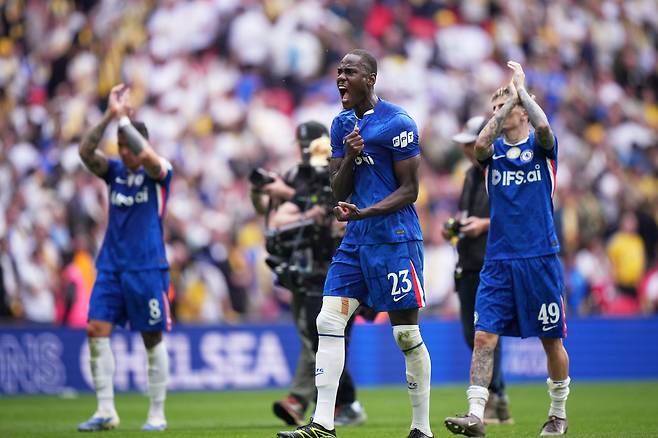 첼시 선수들이 27일 FA컵 4강전에서 리즈 유나이티드에 승리한 뒤 기뻐하고 있다. AP연합뉴스