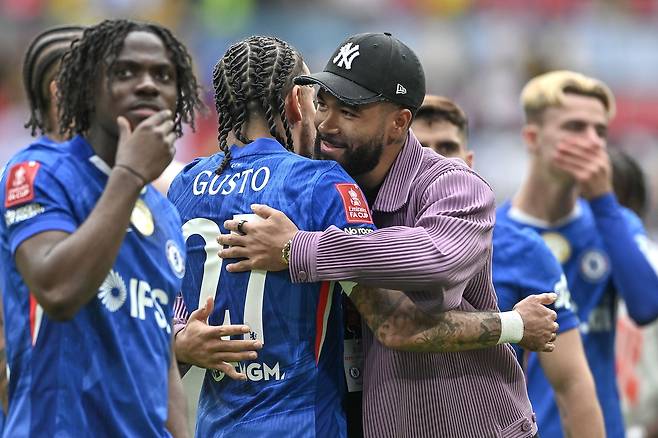 첼시 리스 제임스가 27일 FA컵 4강전 승리후 말로 구스토와 포옹하고 있다. EPA연합뉴스