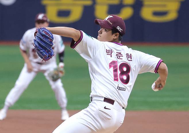 키움 박준현이 26일 고척 삼성전에 선발 등판해 투구하고 있다. 연합뉴스