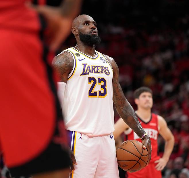 LA 레이커스의 르브론 제임스가 27일 미국 텍사스주 휴스턴의 토요타 센터에서 열린 휴스턴 로키츠와 2025~2026 미국프로농구 서부콘퍼런스 플레이오프 1라운드 4차전에서 자유투를 준비하고 있다. 휴스턴 | AP연합뉴스