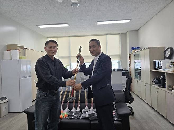 사진왼쪽부터 대한민국상이군경회 파주시 지회장 서현국, 몽크로스 이사 이충일