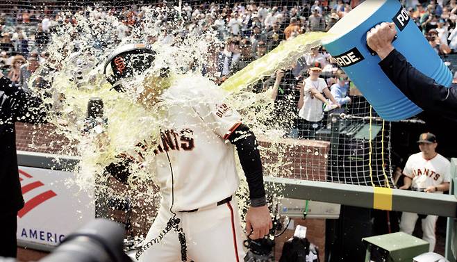 샌프란시스코 이정후가 27일 미국 샌프란시스코 오라클 파크에서 열린 마이애미와 경기 후 수훈선수 인터뷰 도중 동료들의 물세례를 받고 있다. Imagn Images