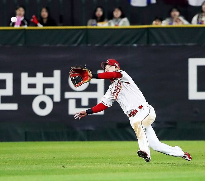 ▲ 외야수가 가져야 할 모든 덕목을 다 갖춘 수비수라는 호평을 한몸에 모으는 최지훈 ⓒSSG랜더스