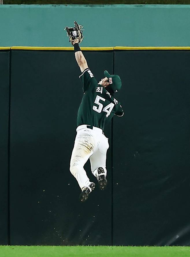 ▲ 25일 인천 KT전 9회 무사 1루에서 오윤석의 타구를 환상적인 수비로 건져내고 있는 최지훈 ⓒSSG랜더스