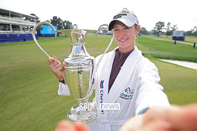 ▲ 코다가 텍사스주 휴스턴의 메모리얼 파크 골프 코스에서 열린 2026 셰브론 챔피언십에서 우승한 후 다이나 쇼어 트로피를 들고 셀카를 찍는 흉내를 내고 있다.