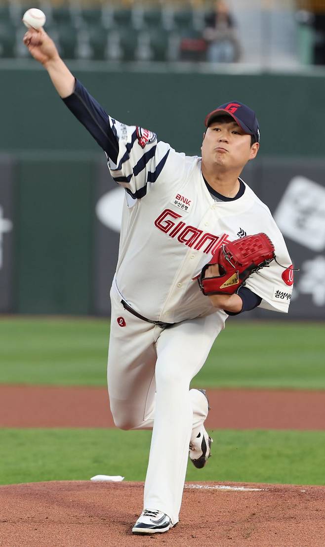 ▲ 나균안은 시즌 5경기를 치른 가운데 평균자책점 2.28을 기록하며 경력 최고 시즌을 예감케 하고 있다 ⓒ연합뉴스