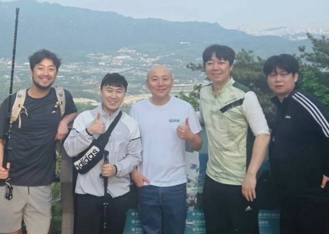 ▲ 웹툰작가 주호민(가운데)과 침착맨(맨 왼쪽)이 여전히 절친한 모습을 보여 눈길을 끌었다. 출처|단군 인스타그램