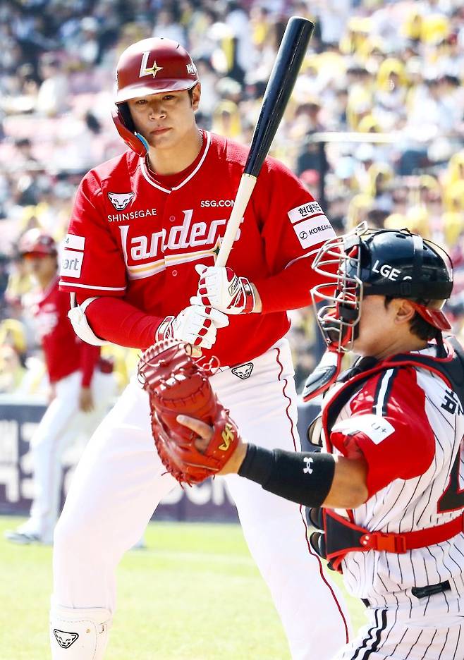 ▲ 김재환은 잘해야 한다는 생각에 타석에서 지나치게 신중해지고 소극적이었던 것이 결정적인 패착으로 뽑힌다 ⓒSSG랜더스