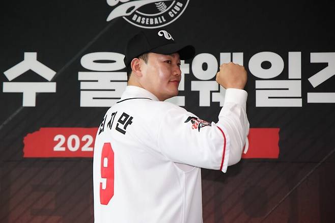 ▲ 울산 문수야구장에서 울산 웨일즈 입단식을 가진 최지만 ⓒ울산 웨일즈