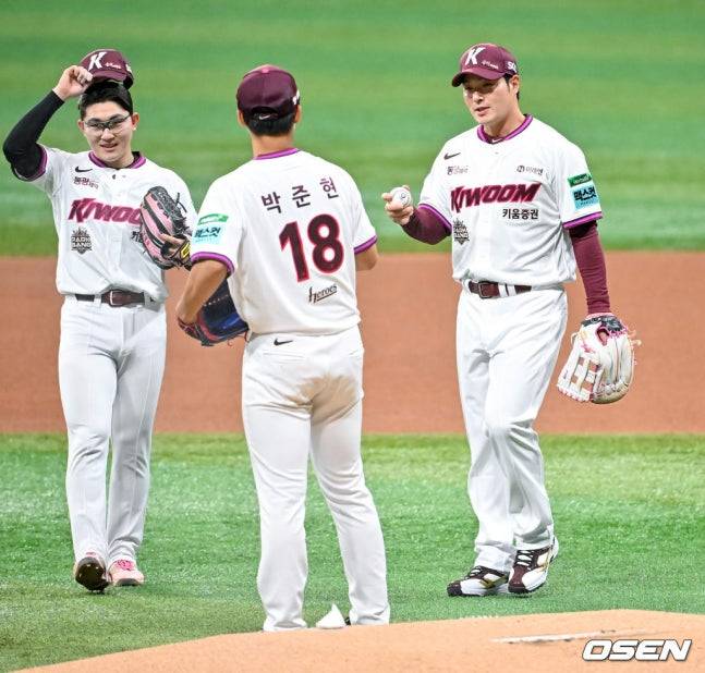 26일 경기 시작을 앞두고 박준현(가운데)에게 공을 전달하는 박병호 코치(오른쪽).